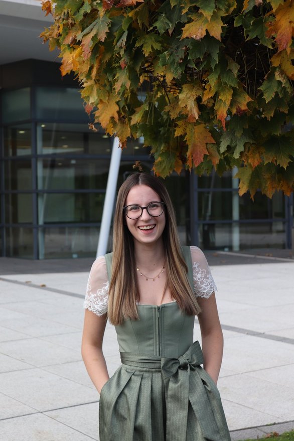 Person in Tracht vor VAZ