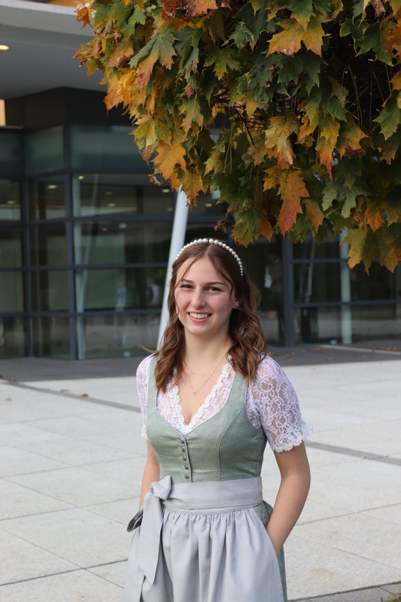 Person in Tracht vor VAZ