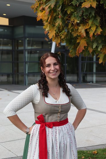 Person in Tracht vor dem VAZ