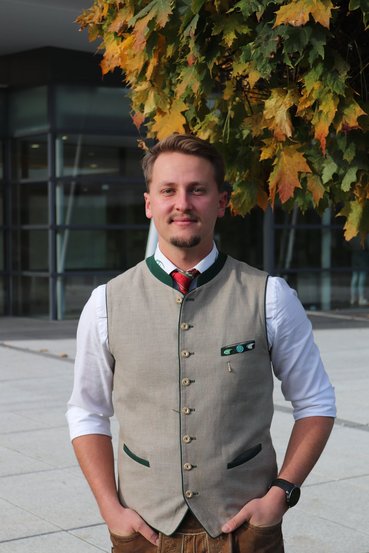 Person in Tracht vor dem VAZ Krieglach.