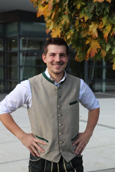 Person in Tracht vor dem VAZ Krieglach