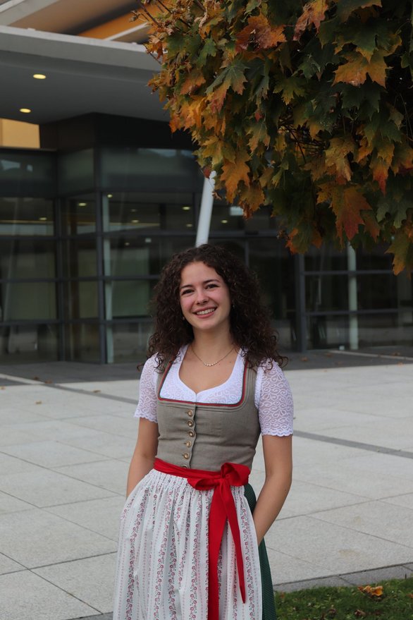 Person in Tracht vor VAz