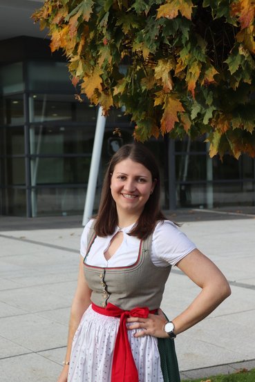 Person in Tracht vor dem VAZ Krieglach.