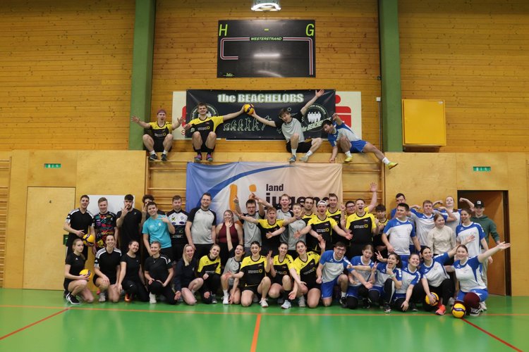 Gruppenfoto in der Sporthalle Kindberg