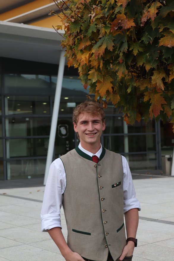 Person in Tracht vor VAZ