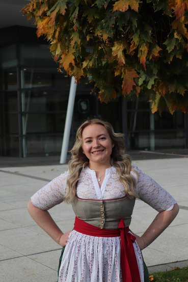 Person in Tracht vor dem VAZ Krieglach.