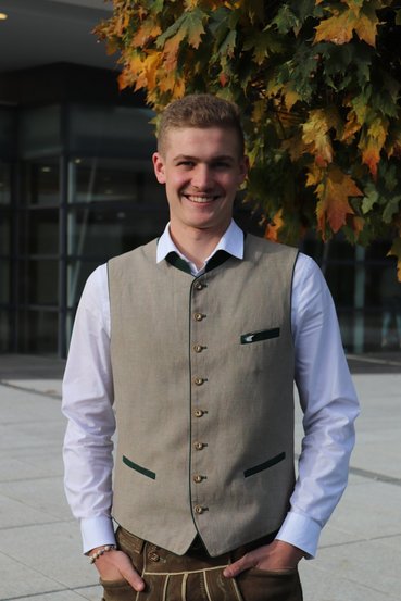 Person in Tracht vor dem VAZ Krieglach.