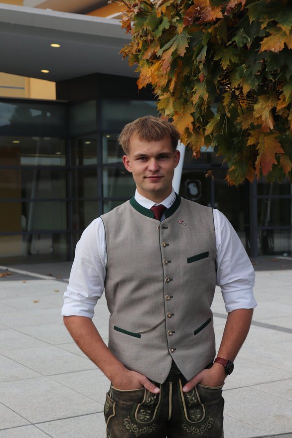 Person in Tracht vor VAZ