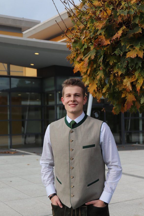 Person in Tracht vor VAZ