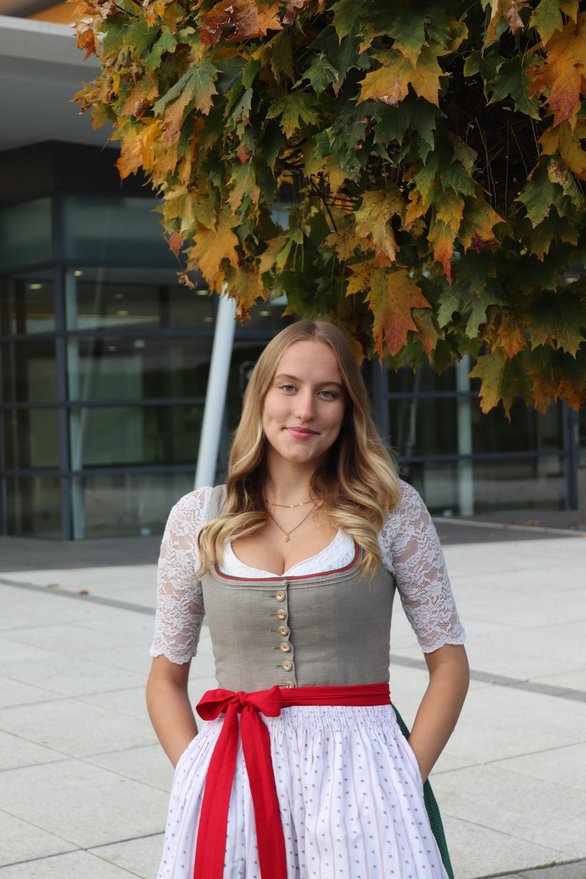 Person in Tracht vor VAZ