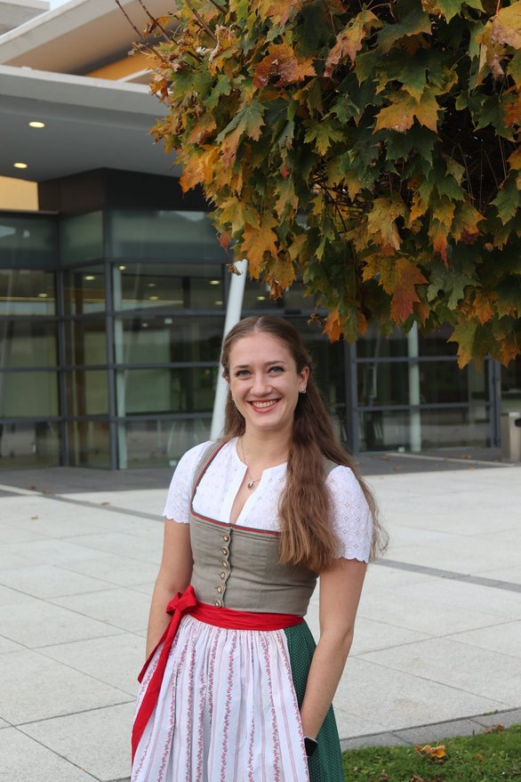 Person in Tracht vor VAZ